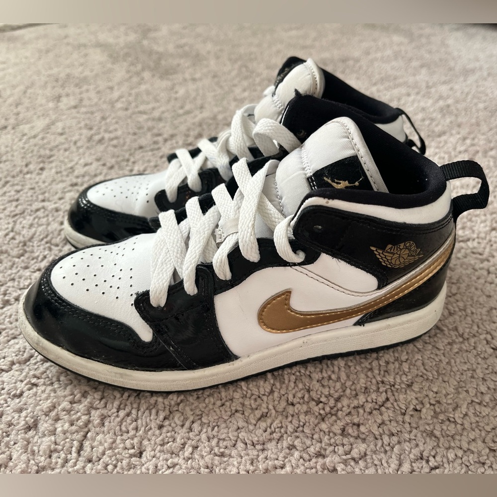 Jordan 1s Black and Gold Sz 3Y